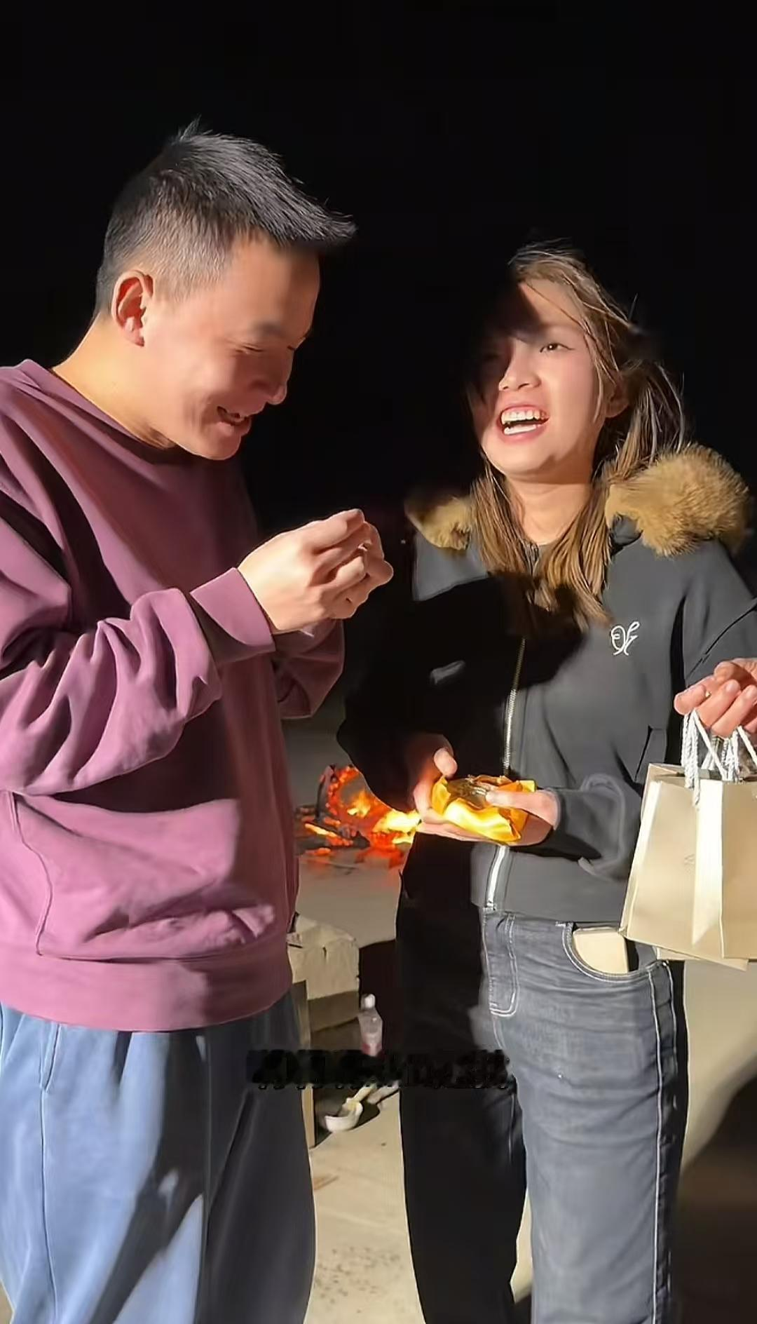 重组家庭里的孩子，永远在情感的天平上摇摆不定。 谢浩男的反差反映的是许...