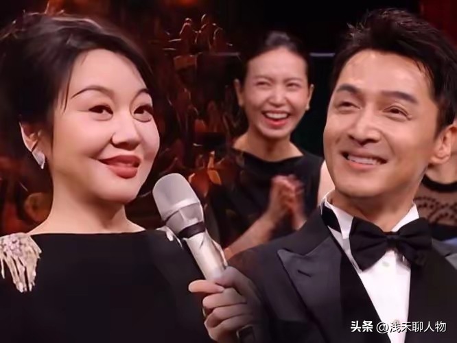 面相是骗不了人的，
网友这次看闫妮，看得真准。
之前有网友说，她这个人一看就知道是那种微醺感藏都藏不住的人。
 
闫妮明明已经拿过不少重量级奖项了，可站在金鹰奖的舞台上，依旧像微醺一般松弛随性。

她没有端着架子，也没有刻意维持完美的偶像模样，喜怒哀乐都写在脸上，对于很多成名女演员来说，颁奖礼就要端