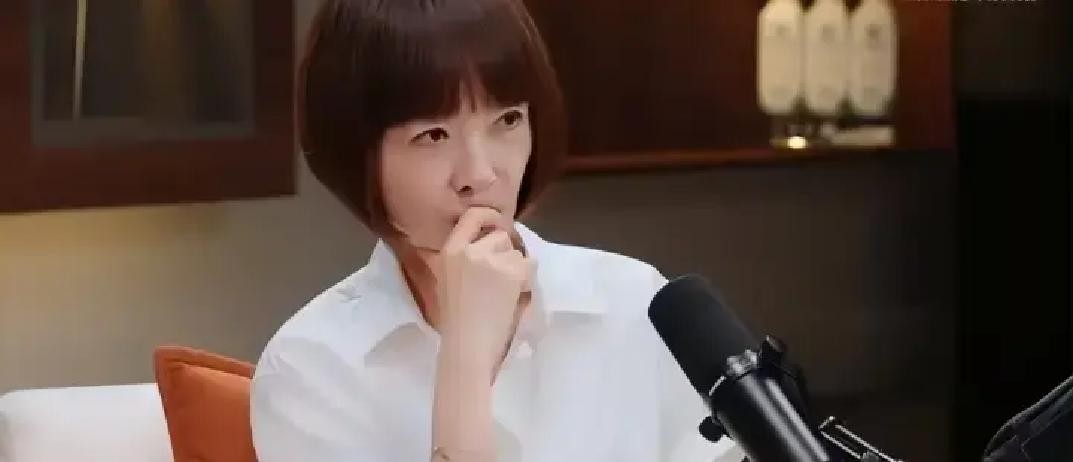最近刷到郭碧婷在各大综艺里频频露脸，以前那个长发飘飘不食人间烟火的文艺女神，现在眼神里满是掩饰不住的疲惫

很多人不解，都嫁入香港数一数二的顶级豪门了，婆婆是手腕通天的向太，老公向佐现在更是赚得盆满钵满，按理说她早就可以舒舒服服当少奶奶了，干嘛还要跑出来疯狂接活儿

打听了一下才明白里面的辛酸，原来