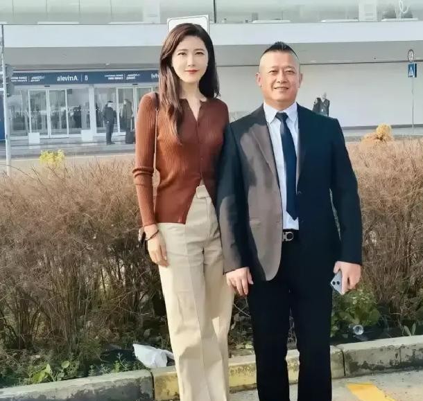 当年和章子怡、秦海璐挤在同一个宿舍的时候，谁都没想到，最晚冒头的居然是曾黎。
大学四年连个正经戏都没接，别人忙着去大导片场试镜，她倒是踏踏实实在学校啃基本功。
网上后来老爱给她扣个“两百年一遇大美女”的帽子，听着唬人，其实本人压根没当真过。
真要靠脸吃青春饭，二十来岁早该红透半边天了，哪至于等