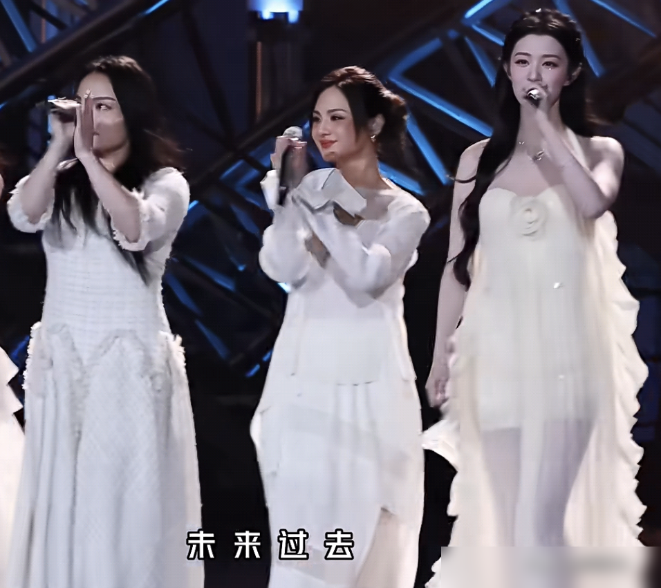 央视镜头才是顶级卸妆水，王楚然和实力唱将站一起，差距太明显。
郭静、徐佳莹一开口就是CD原声，唱功稳得吓人，但大家目光全被旁边不出声的王楚然吸走了，身形、仪态、气质，简直是现实版的人间富贵花空降舞台。
她明明唱功被吊打，却赢麻了。
这就很残酷，对普通人来说，练好一门手艺，是安身立命的本事。但对