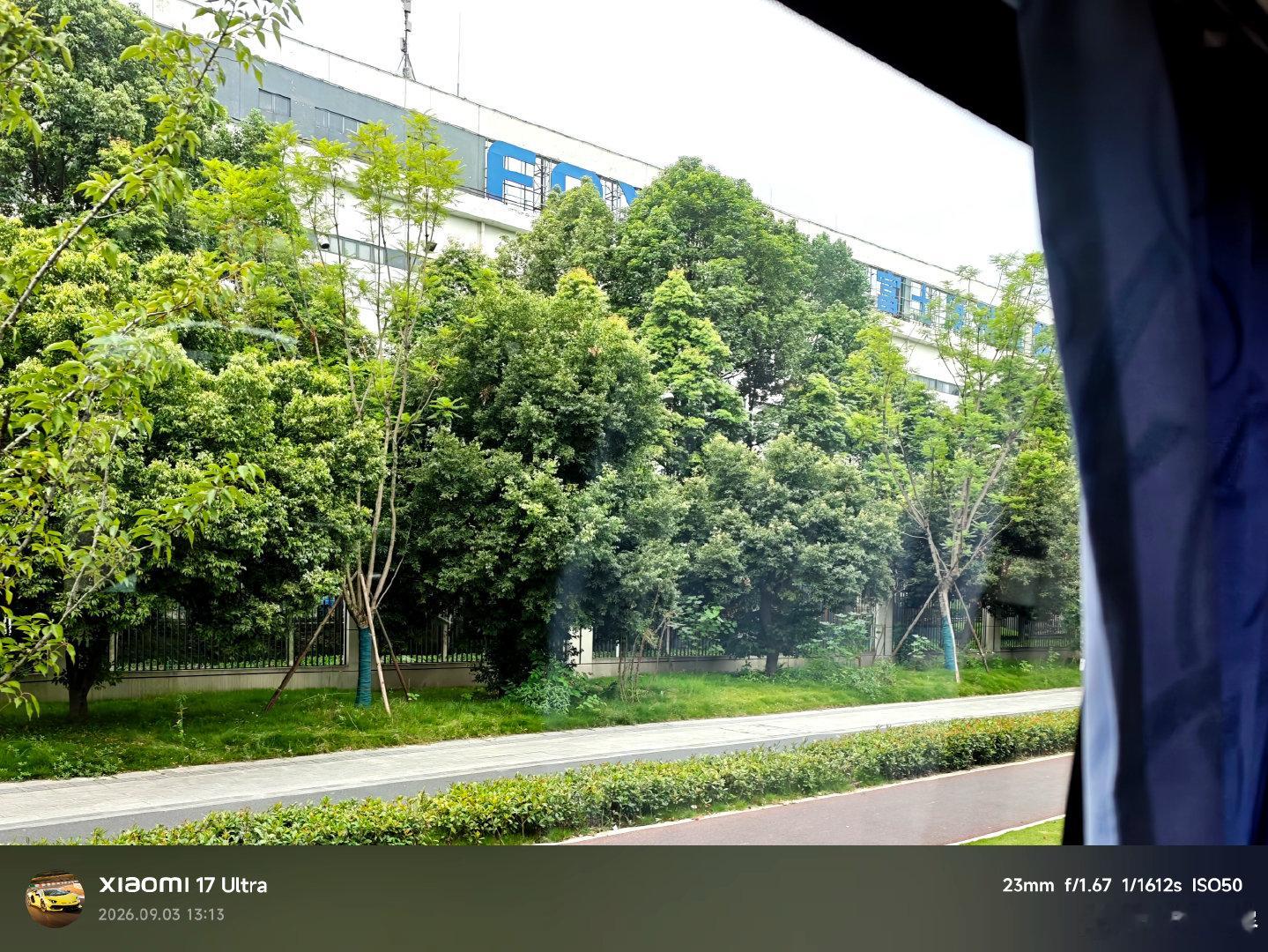 路过一下成都富士康
不知道里面有没有在产 iPhone 18 系列新机呢？[流鼻血]
#iPhoneUltra正面首次曝光##9月20款手机密集发布#  ​