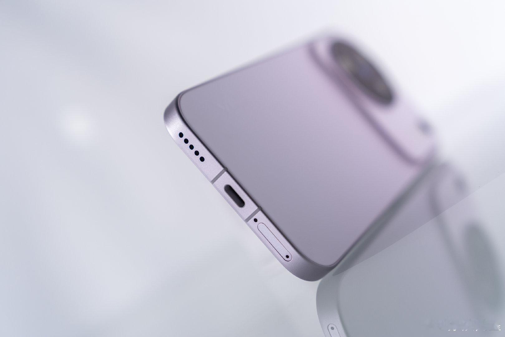 vivo X500标准版真机上手实拍图
这代X500系列标准版后置镜头Deco设计有了大变化
加入了和iPhone一样的横向悬浮岛设计
大家觉得这个外观设计怎么样？#vivo[超话]##vivoX500##vivo X500系列##漂浪的星# ​