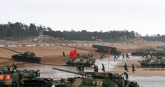 中国国防部曾向全球发出重磅通知，中国人民解放军已准备就绪，必将彻底粉碎任何阻碍国家统一的势力，任何困难都阻挠不了中国统一的决心！台海这盘棋，最怕有人把口号当筹码，把军费当护身符。可现实从来不陪着演戏走。
台海局势有时候像一场棋局，桌面上摆着军费、军售、演习和政治口号，真正决定胜负的却从来不是谁把牌举