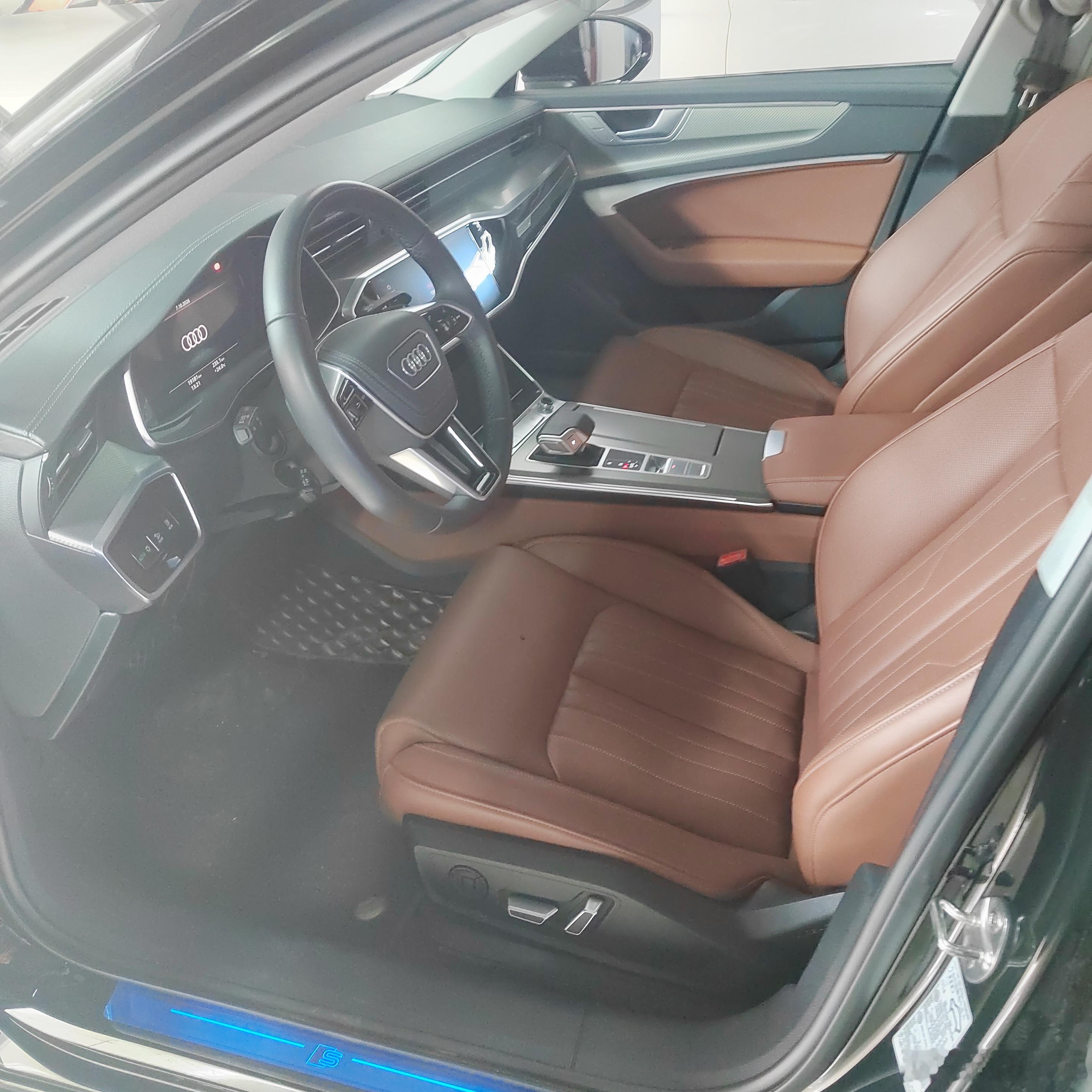 25款45 TFSI臻选动感型奥迪A6L 黑色外观 棕色真皮内饰 2.0T高功率 四驱系统 实表1.9万公里 手续齐全 配置丰富 定速巡航 座椅加热 全景天窗 电动座椅 后排带电动调节 无钥匙进入/启动 自动空调 后排独立出风口 动力强 空间大 带车衣  家用商务都合适 成色还可以 内饰干净 支持自提 看车方便 前保险杠更 ​