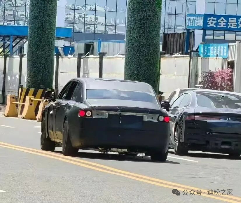 仰望行政轿车最新谍照曝光！比亚迪动真格
 
近日，我们获取了一张比亚迪旗下高端品牌仰望行政轿车的测试车照片，目前还是属于重度伪装的状态，但是整体行政和商务感拉满。
 
新车尺寸相当夸张，预计5米4到5米5的车长，迈巴赫S级5470mm，尺寸坐标已经很接近。到了这一档，公司接待、长途后排、酒店门口上下