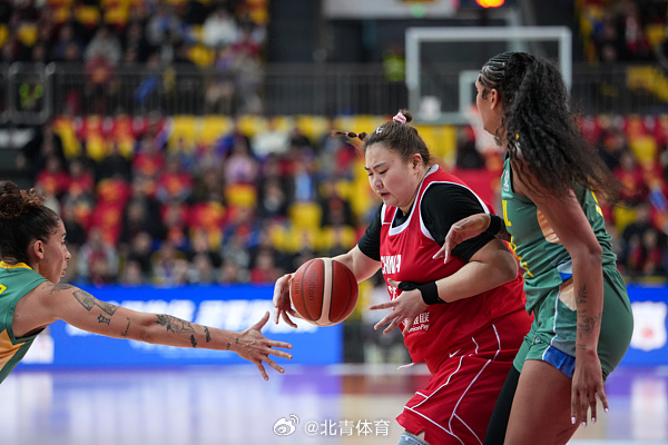 女篮热身赛中国女篮72-66再胜巴西女篮，拿到17分7篮板！  运球至...