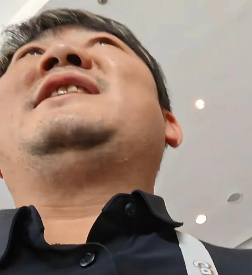 广交会现场，张雪当着人群的面，直接为达喀尔拉力赛喊话招冠名赞助商。话音没落，就有人接话“找我找我，我可以”。真假先放一边，这场景本身就挺让人愣一下的——别人逮着机会私下谈，他倒好，上车前都不放过，公开就开喊。
说实话，普通球迷看到这种操作，感受挺分裂的。有人觉得这才叫敢争取，机会本来就不会自己送上门