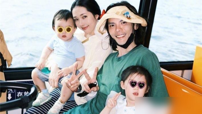 郭碧婷又被群嘲“豪门受气包”，结果向佐一句话把瓜众脸打肿了。
他直播间里那个女助播刚被刷上热搜，说神态长相都像郭碧婷。向佐没接这个话茬，转头讲了一段更让人意外的。
他说自己情绪最差的那阵子，郭碧婷会给他梳洗，然后“顶着背开会”。出差前，孩子们抱着他加油。
这话从向佐嘴里说出来，比什么秀恩爱都有