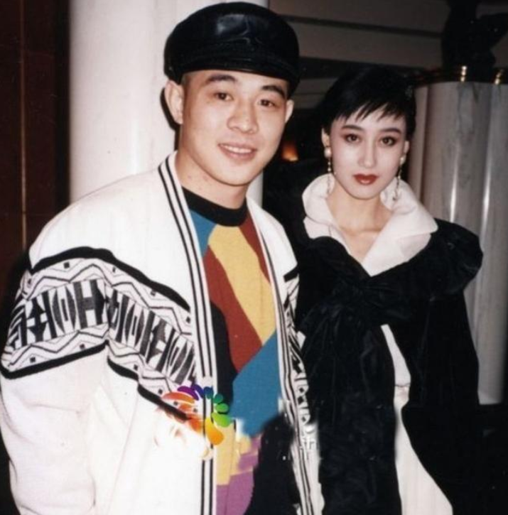 千万粉丝博主张凯毅发动态说自己离婚了，孩子抚养权归她。算上冷静期，她和张煜东分开快三个月。2024年5月张煜东弄了个四斤重黄金凤冠求婚，还有四克拉钻戒，当时全网都在羡慕。结果从求婚到离婚就两年。2025年12月那顶凤冠在免费展览上被人碰倒摔坏，还闹出不小争议。张凯毅说婚姻破裂不是一个人的错，但她只反