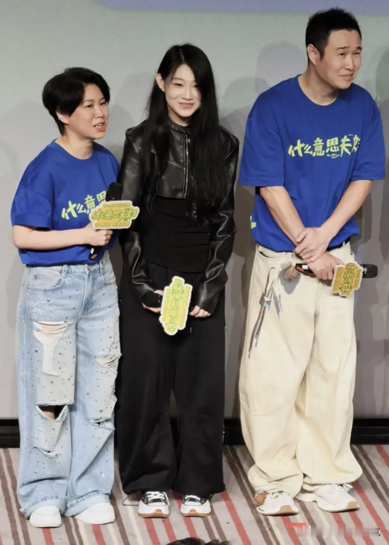 小沈阳夫妻带着女儿沈佳润亮相电影《什么意思夫妇》路演现场。
 
沈春阳和小沈阳穿着同款蓝色宣传T恤，一左一右站在女儿身旁。沈佳润站在C位，一身黑色皮衣搭配黑色阔腿长裤，长发披肩，手里拿着活动手牌，神情大方淡定。
 
还记得早些年，小姑娘因为长相被很多网友恶意评价。如今跟着父母出席电影宣传活动，面对镜