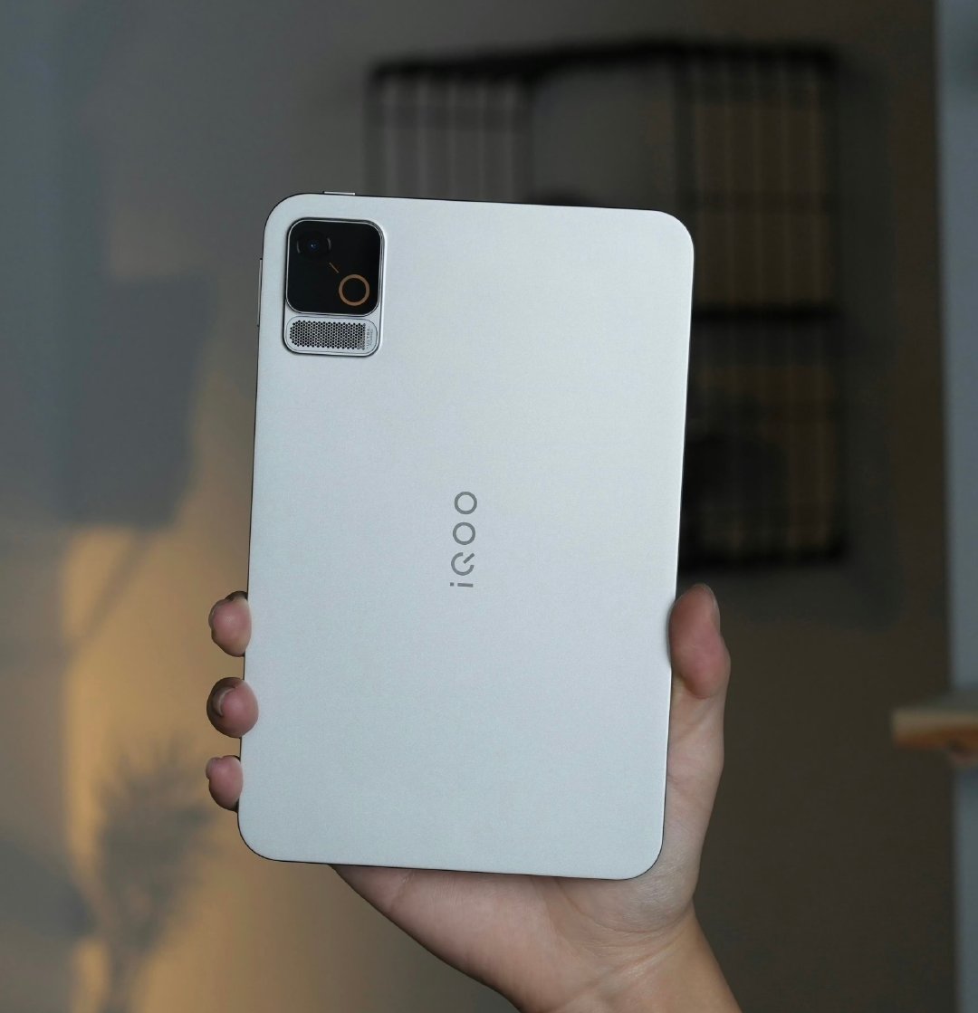今天我们简单带大家上手一下#iQOO Pad Ultra#，这台首发搭载第六代骁龙8超级至尊版的小平板，体验如何呢？ ​