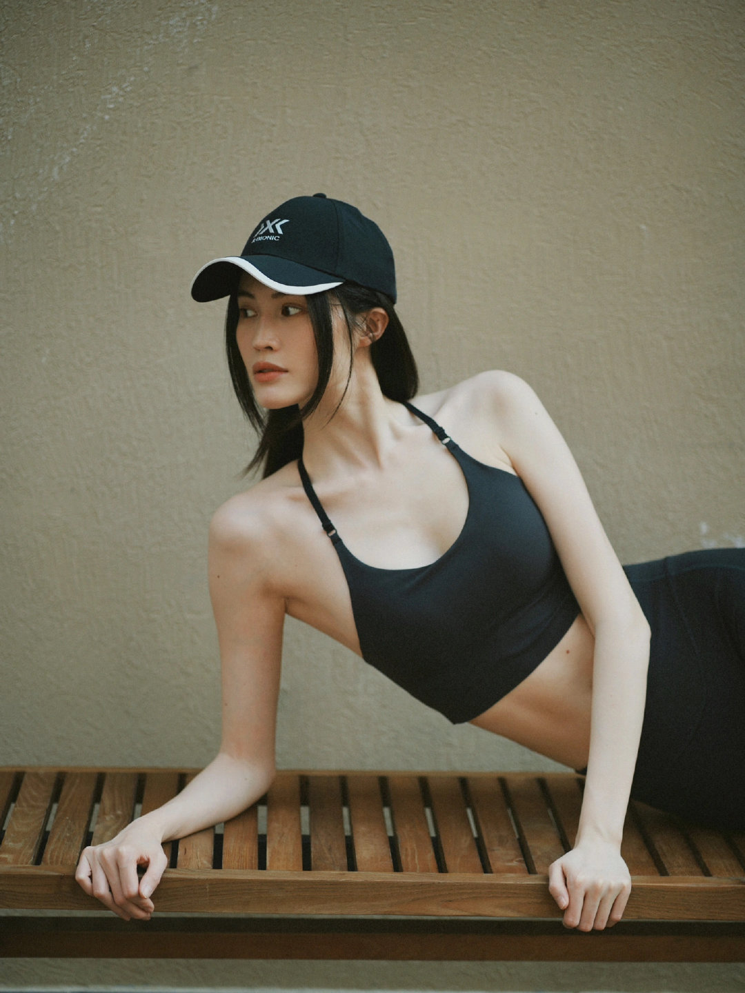 何穗与维密的话题今天登上热搜，所谓面试被拒其实是乌龙：时尚博主FashionModels澄清，她赴美行程是拍摄广告、与维密面试无关，本人目前没有国际T台复出计划，何穗工作室与维密官方也均未发布面试相关消息。 #何穗 维密# ​