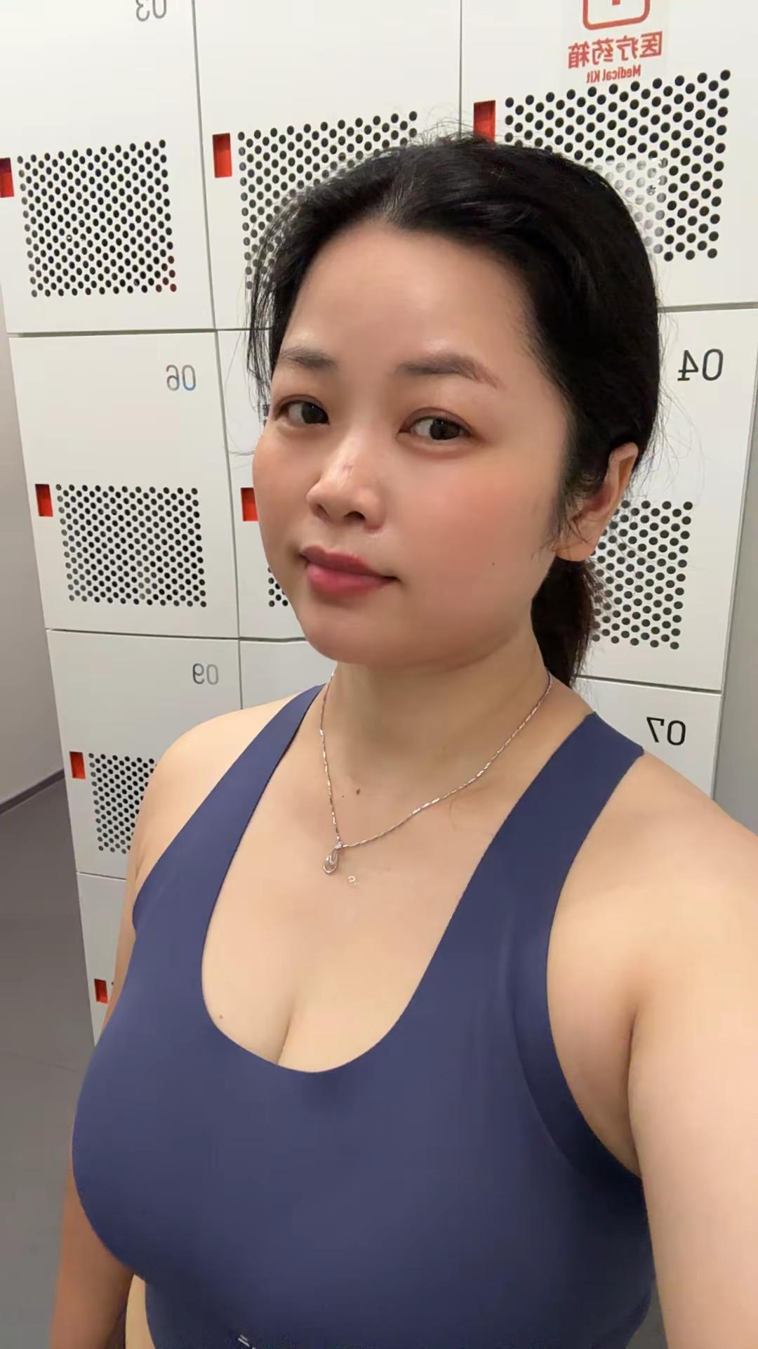 <p>健身房日常 自律的顶端就是享受孤独 记录生活 爱健身的小姐姐 暴...