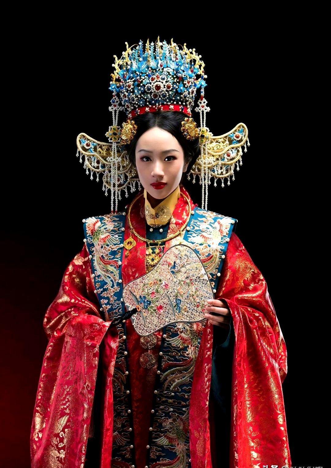 15岁穿大红中式婚服，吴尊这组照片一发，网友评论区直接炸了。

照片里，当年跟在爸爸屁股后面哭鼻子的小丫头NeiNei，个头窜得老高。她套着一身繁复的中式传统嫁衣，头戴金冠，眼神定定地看着镜头。

这可不是什么早婚闹剧。父女俩是受邀给海外的博物馆拍中国传统服饰宣传片。吴尊在一旁盯着女儿，老父亲的骄傲