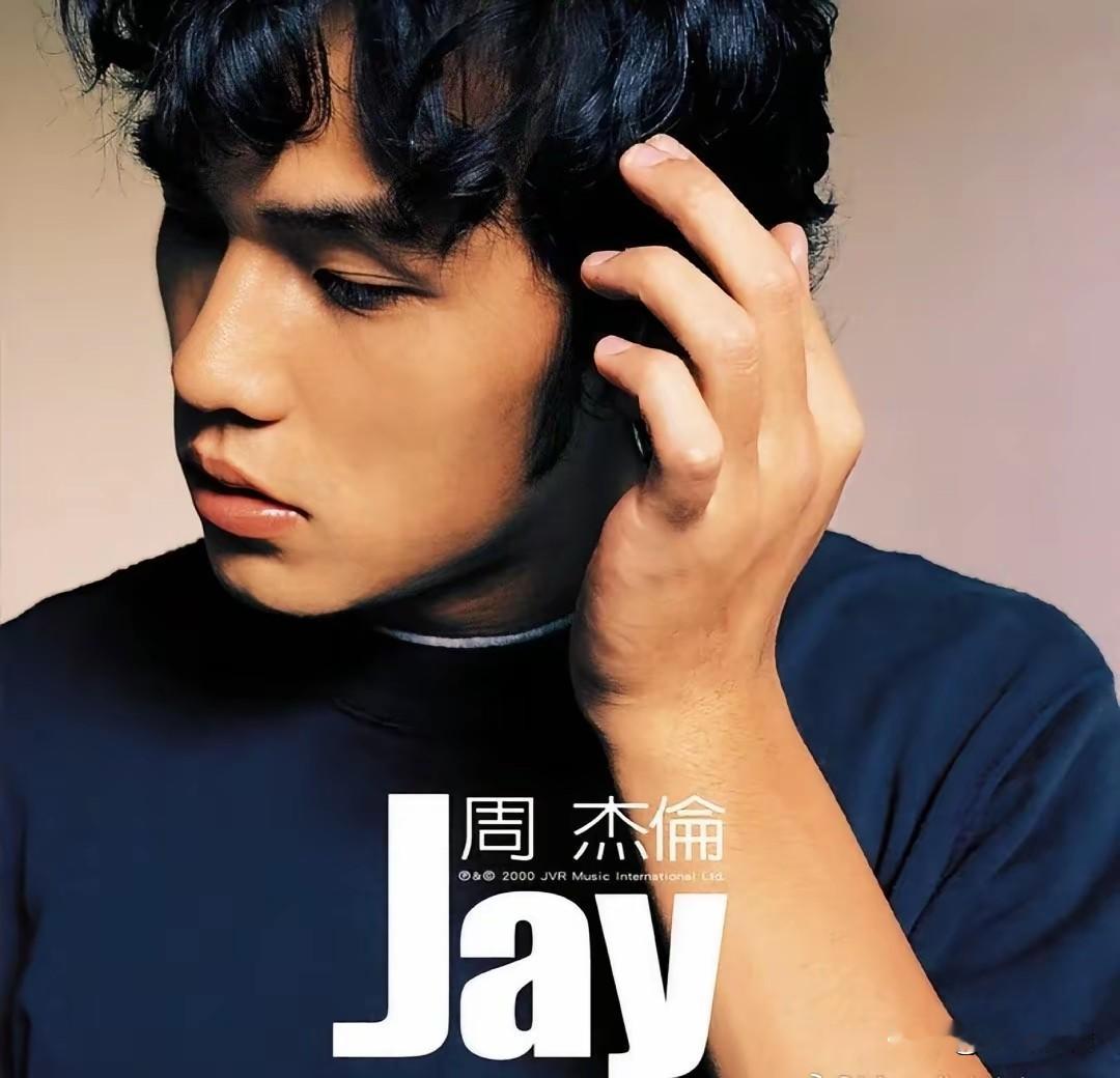 周杰伦的音乐生涯随便拎出一段，都能炸出一堆人的青春回忆。

你们发现没？
周杰伦《华语乐坛》天王的作品，首首都是“王牌”！

2000-2013年之前，他几乎一年一张专辑。

每张专辑，无论从作词、作曲和演唱风格都很炸裂！

作词，很有文化，可以进中小学教科书的那