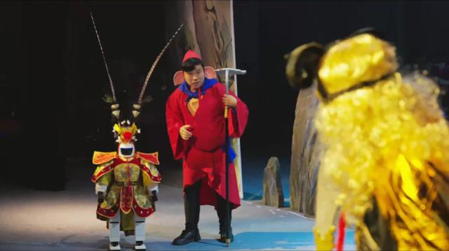 机器人开始“抢戏”了。它不仅会跳舞、打碟，也能耍一套武术。它已不再满足于站在展台中央供人类围观，而是自己开始记动作、踩节拍、走队形，同真人演员一起完成一场舞台演出。

你有没有发现：以前我们看“机器人表演”，更多像是围观奇观——新奇、震撼、拍照打卡，然后结束。可现在不一样了。它开始像“同台选手”一样