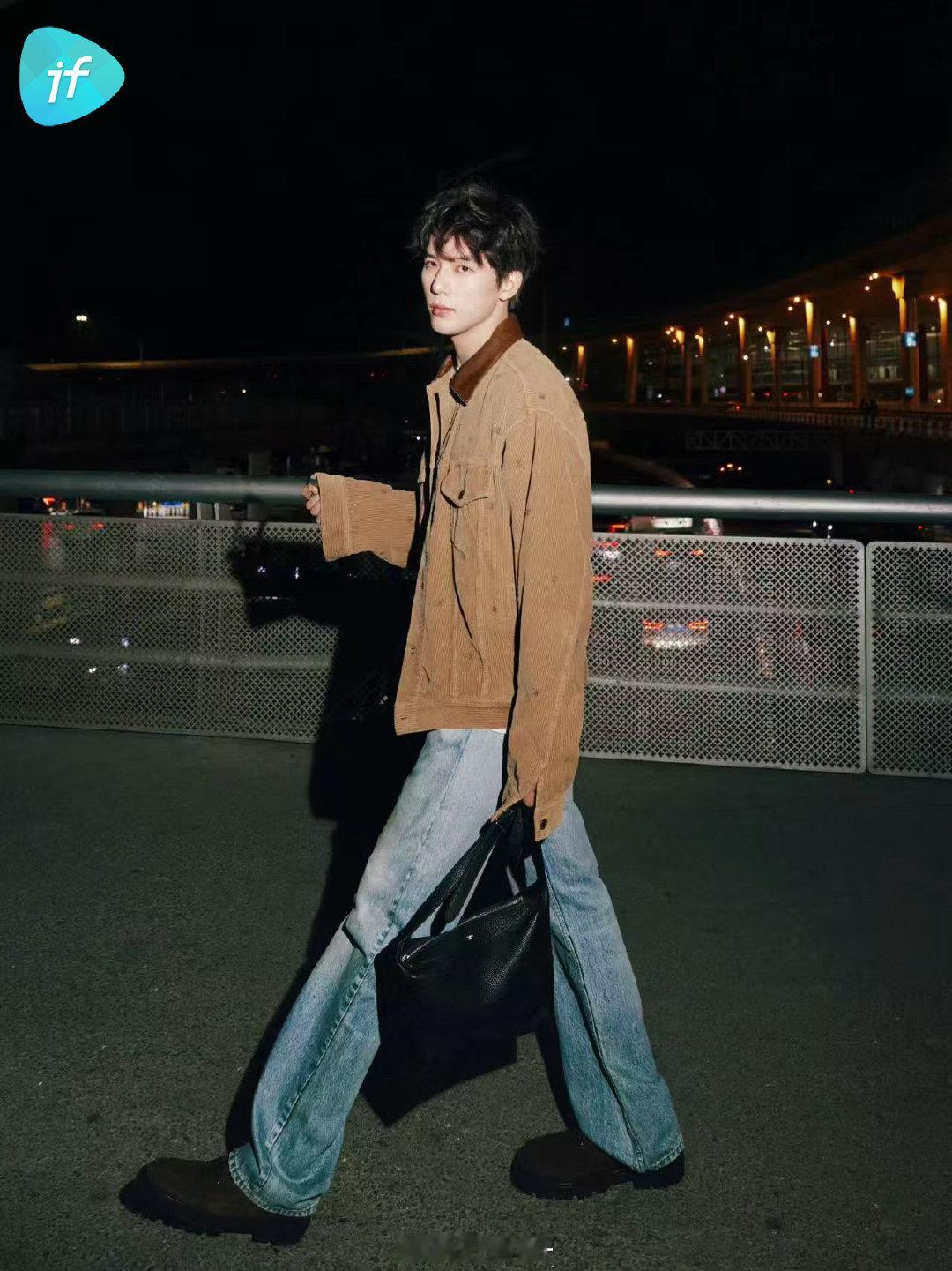 #王安宇[超话]# 王安宇出发 CELINE Été 2027 夏季时装秀

去年同时期首赴 CELINE 看夏季时装秀，王安宇还是以嘉宾身份出席，今年就已经拿下品牌大使 Title 😎

两次同季节出发造型，都是这么经典耐看，永不过时，王安宇的穿搭功力和时尚眼光，可见一斑～

#刘诗诗孙千王安宇启程巴黎时装周# ​