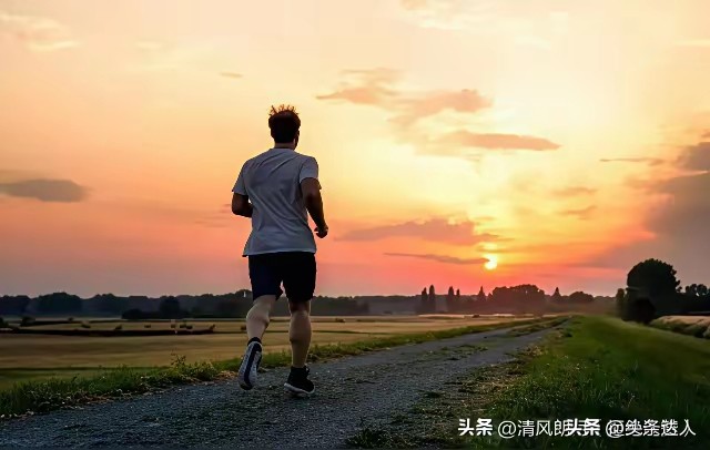 我和老伴退休之后，一直坚持8个小习惯，日子平淡，感情却越处越暖。
 
第一，早起