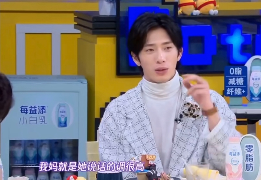 井柏然：“我从小就觉得，我妈就是她说话的调很高，经常她跟别人说话或打电话的时候，我都以为她在吵架，然后有一次我拍《捉妖记》的时候，正好跟梁朝伟一起，那天通告很满很满，然后我妈说要来现场来看我，我说妈你别来了，我说我今天没有时间陪你。

结果她背着我找了我的同事，到了郊区的现场，然后我妈来了之后，其实