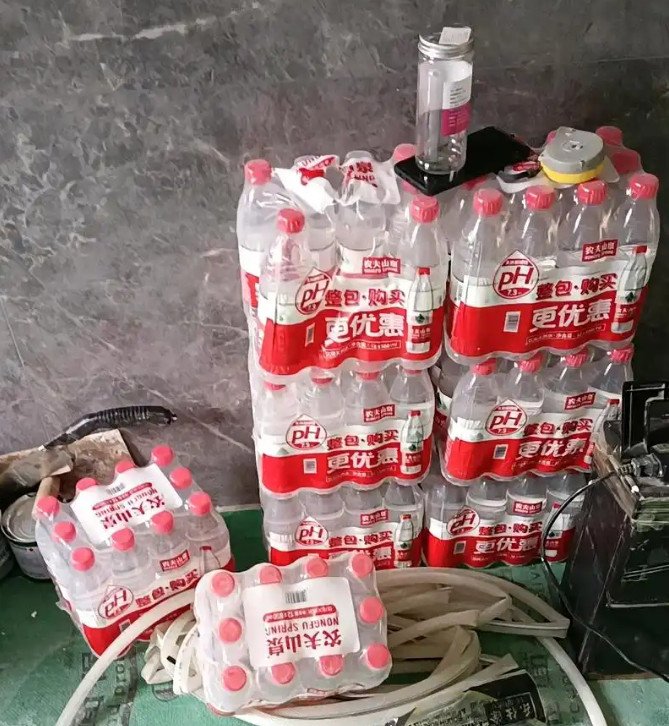 私家车后备箱装十箱矿泉水该不该被罚? 最近这个话题冲上来热搜，事情的起源是，网传一名车主在后备箱装了十箱矿泉水被扣3分、罚款100元，交警给出的解释是，这种行为是“客货混装”。

交警称，车辆的后轮都压低了，一看就是装载了重物，所以必须进行处罚。处罚肯定不是最终目的，是为了把隐患消除在萌芽状态。