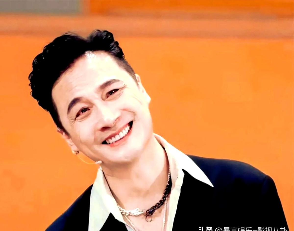 吴镇宇做个菜，把袁咏仪整出表情包了。

靓靓学着曾志伟的腔调凑过去问：“镇宇哥，你平时在家会下厨吗？”吴镇宇头都没抬，直接一个“滚”字怼回去。

接着他往锅里丢菜，嘴里还碎碎念“嘎不了再做第二个”，给旁边的袁咏仪整懵了。

倒酱油的时候，吴镇宇随口问她：“你看过这节目吗？”

靓靓回：“有，为了你看