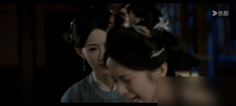 周也演哭戏又上热搜了，这回是《一瓯春》第10集，面对杀母仇人回屋憋泪那场，全脸肌肉都在用力，嘴巴抿成一条线。
弹幕直接炸了，有人说她这是干嚎，有人说这叫憋屈式演技，还有人手快，新表情包已经截好了。
翻旧账的也没闲着，《山河令》里五官乱飞那段又被拉出来遛，评论区两极分化，一边骂她五年没长进，一边说