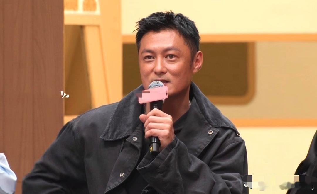 网传余文乐之后可能少和芒果台合作，不是节目组针对他，是这季《披荆斩棘》没了常规美颜滤镜，用的原生直播镜头。节目里余文乐近乎素颜，皮肤黝黑，像古天乐似的，在哥哥们里特别显眼。这是他常户外打网球晒出来的健康肤色。没了包装修饰，他自带粗犷硬汉气质。和一些粉底厚的男艺人比，他反倒收获好多 ​