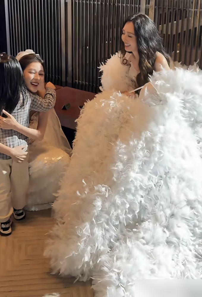 郭碧婷把向佐当儿子管，向太居然拍手叫好。
不让吃巧克力，屏幕时间卡死，规矩一条条立在那儿。向佐在家排老三，前两个是亲生的娃。
向太说郭碧婷在娘家就是大姐，管人管惯了，这套流程熟得很。她和向华强不插手，看着就行。
外界传的催生三胎，向太直接辟谣，说提都不提，心疼她高龄生娃受的罪。
能把豪门婆婆