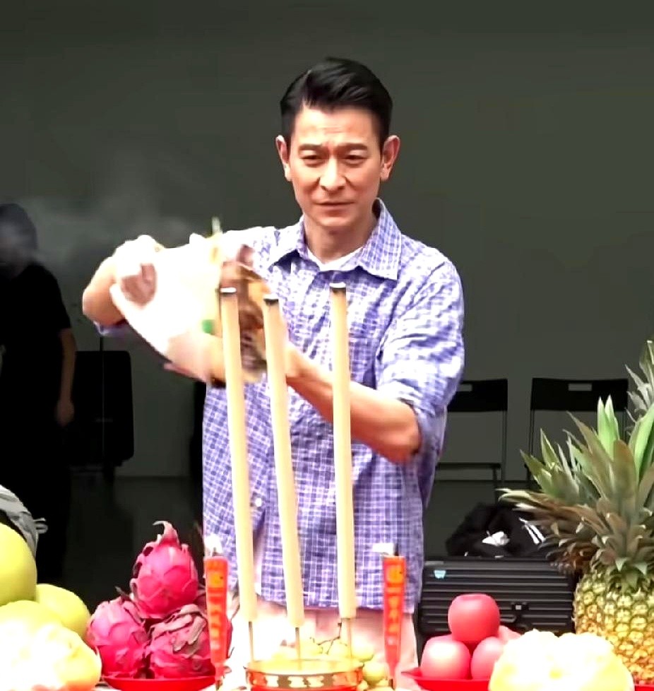 当年泰国白龙王只叮嘱刘德华一句话：只要保持谦逊，就能一直红下去。

就这一句，刘德华守了一辈子。

所谓“一命二运三风水，四积阴德五读书”，前三样是运，后两样才是自己的选择。很多人一朝得势就飘了、狂了，那不是风光，那是衰败的开头。真正的长红从不是压过别人，而是低调守正。

现在娱乐圈塌房的一茬接一茬