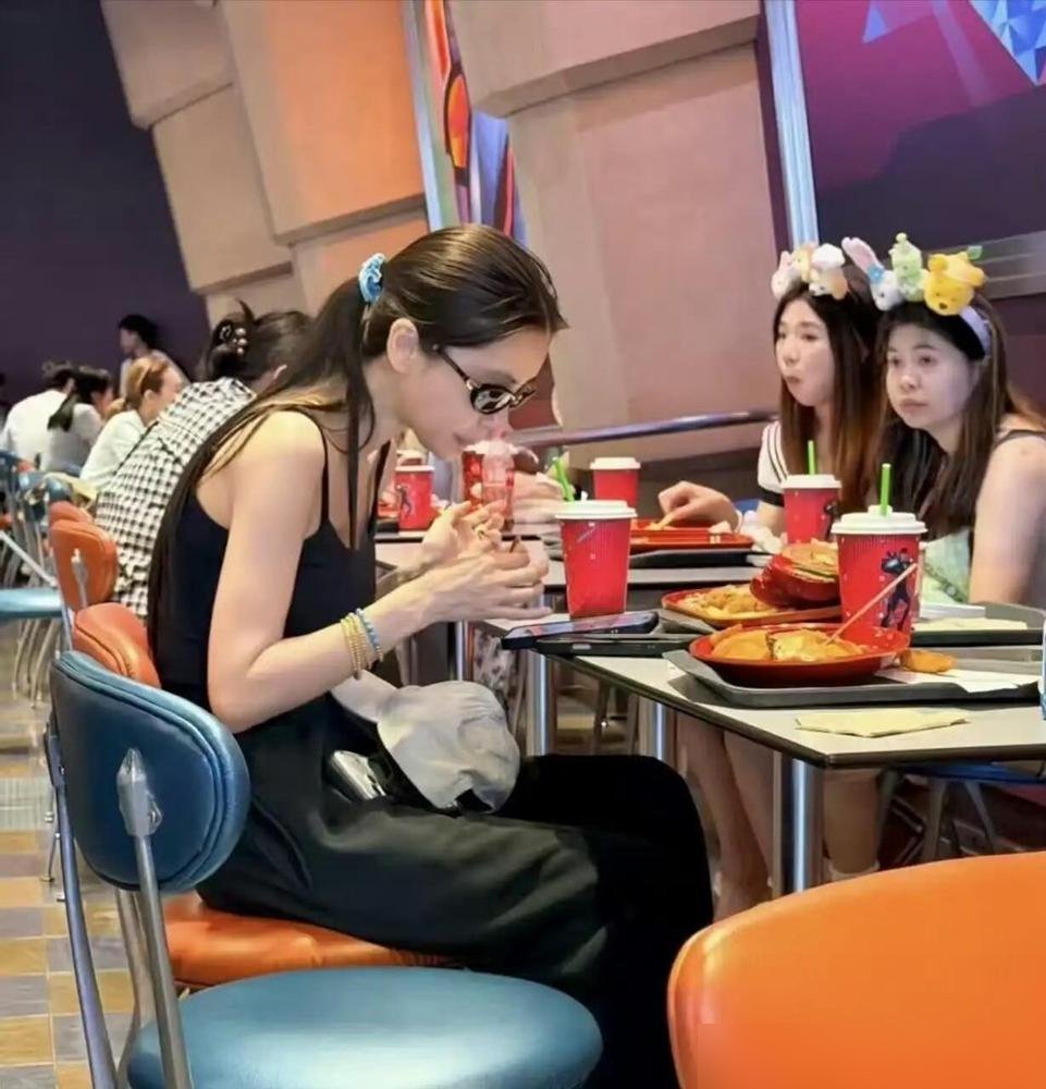 素颜，大T恤，头发随便一扎，杨颖就这么领着9岁儿子在迪士尼排队。没助理，没保安，跟普通家长一样举着手机给孩子拍照。小海绵个头猛窜，快到她肩膀了，走路带风那劲儿，网友一眼认出：这不跟他爹黄晓明一个模子刻的？
离婚后她带娃频率明显高了，马尔代夫度假、主题乐园刷项目，全是亲力亲为。另一边，工作也没停，米
