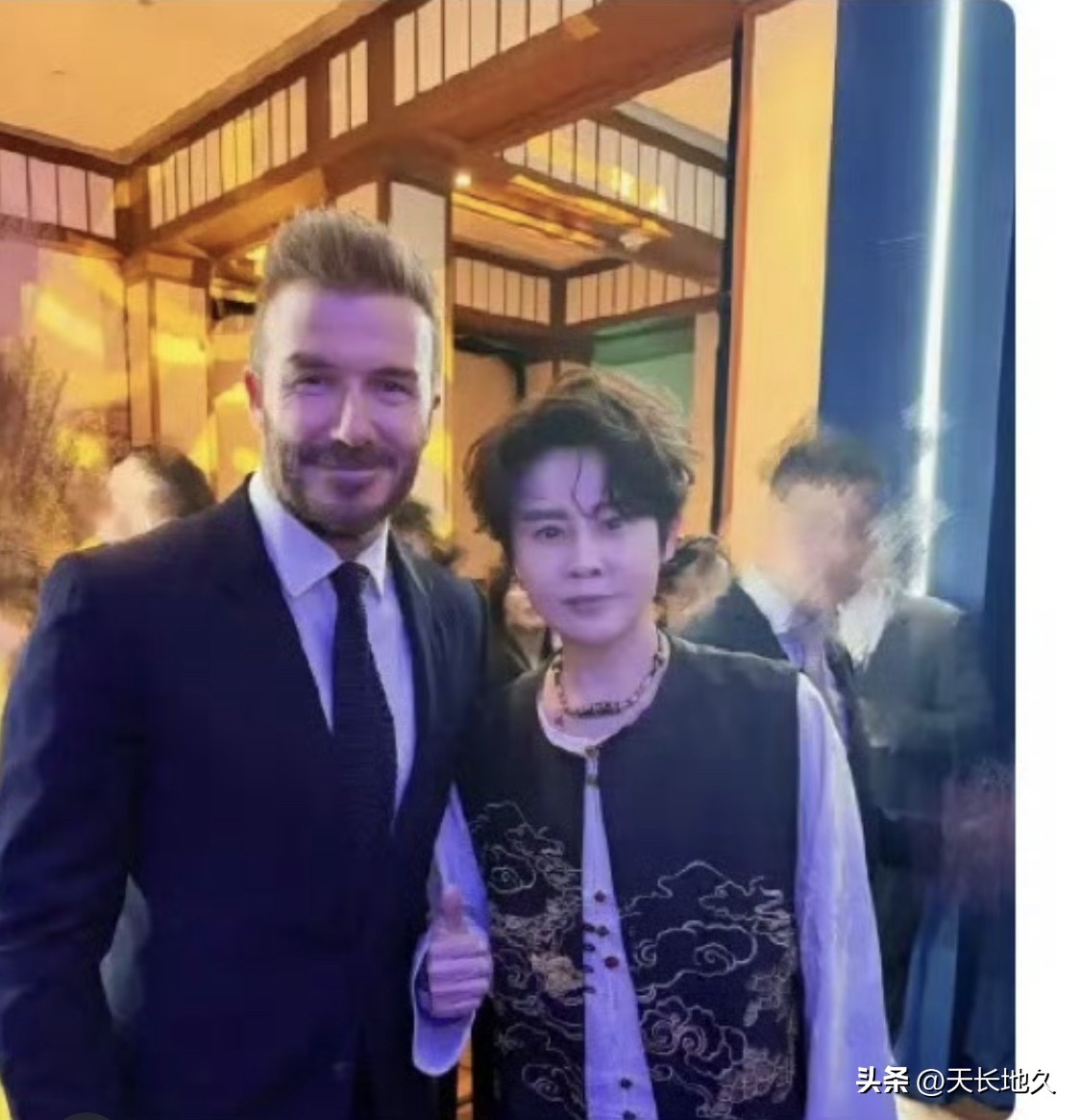 反差暖心！王濛晒出连续两年同框贝克汉姆合影！直言是一辈子的帅气偶像
赛场上气场全开、霸气十足的短道速滑“大魔王”王濛，私下里藏着一份温柔又长久的追星热爱。近日，王濛在社交平台晒出珍贵合照，记录自己去年与今年连续两年和贝克汉姆的同框瞬间，真挚发文大方表白，引发全网网友暖心热议。
动态中，王濛温柔配文：