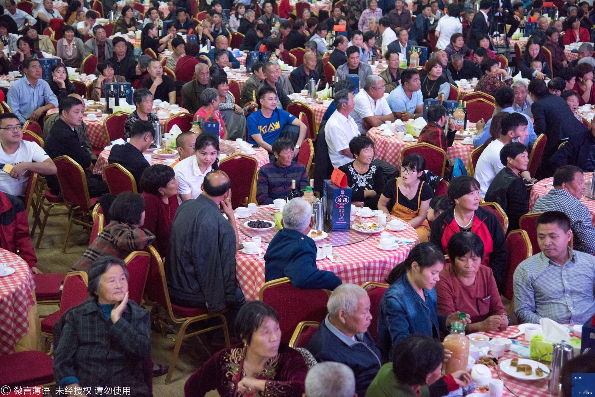 9月23日晚，河南矿山第十三届中秋孝文化节正式开启，连续两天把 1600余桌宴席 摆进生产厂房，15000余名员工、家属及合作伙伴欢聚厂区共享团圆宴。
 
厂房平日里是机器作业生产的地方，这次被布置成宴会场地，长长的餐桌依次排开，容纳上万名人员就餐。这场活动已经坚持举办十三年，孝文化节成为这家企业每