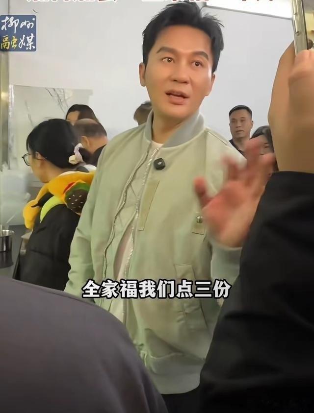 47岁李晨在柳州街头排队嗦粉，三份全家福花700多，没座位直接拿豪车引擎盖当桌子，网友：这吃法比咱还野 ​
