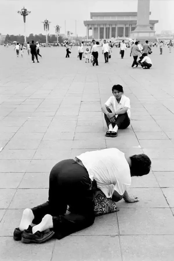 1992年，北京，拍照。马克•吕布/摄。
	
#镜头下的陌生人