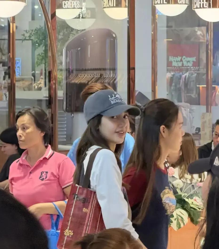 离开顶级豪门公子的视线没多久，Lisa身边又出现了一位新面孔，这次居然换成了年下小鲜肉？
有人在泰国街头偶遇她，旁边跟着个穿亮黄色衣服的年轻帅哥，走在人群里相当扎眼。
眼尖的网友很快把人给扒了出来，对方是泰国本土演员Blue，算起来比她还要小上几岁。
两个人同框的画面确实养眼，甚至不少看客觉得