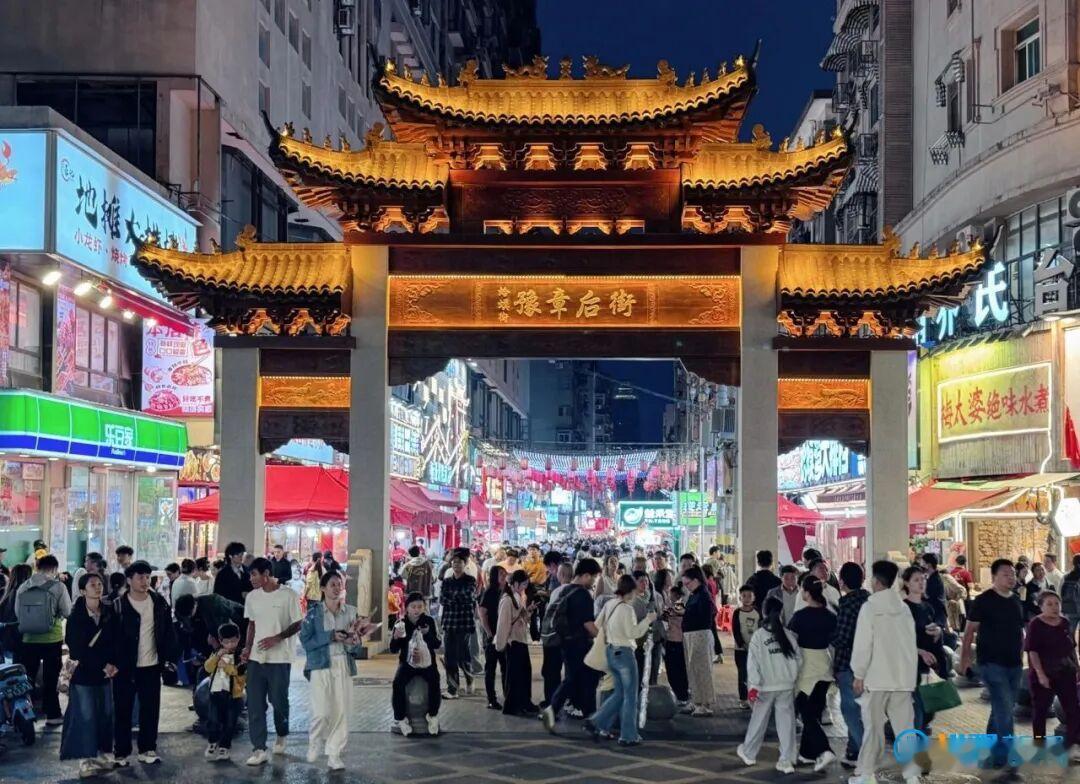 国庆热度登顶！烟火南昌，凭实力惊艳万千游客
 
金秋逢华诞，烟火满洪城。刚刚落幕的国庆假期，南昌再度强势出圈、火爆全网！凭借浓郁的市井烟火、深厚的人文底蕴、沉浸式的文旅体验，这座英雄城成功突围，登顶美团“必玩榜”热度Top10宝藏城市首位，江西全省景区预订量同比大涨33%，用实打实的热度与 ​