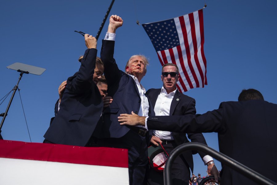 特朗普命真大！ 2024年7月13日傍晚，特朗普在美国宾夕法尼亚州巴特...