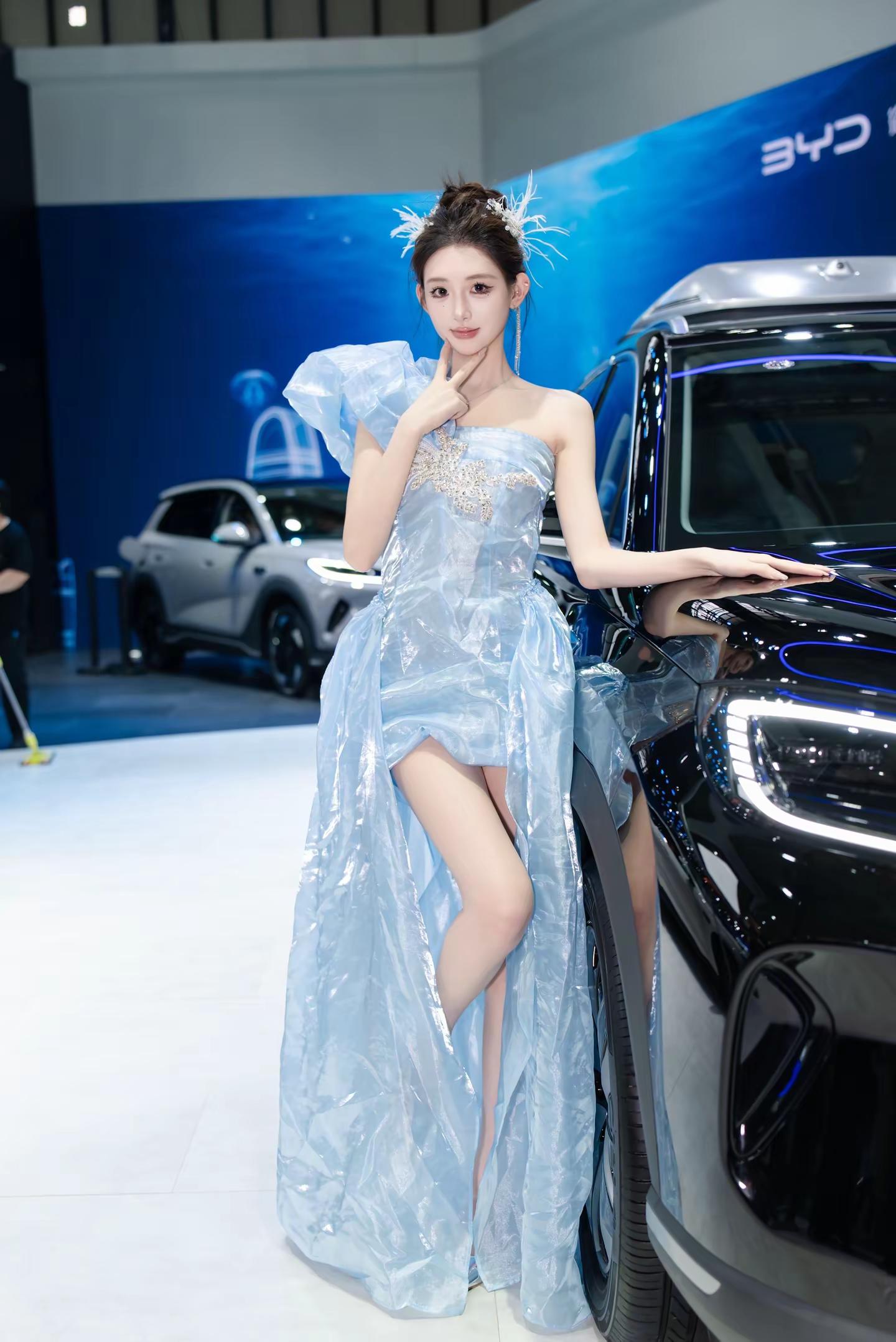 出镜模特：粥粥酱。