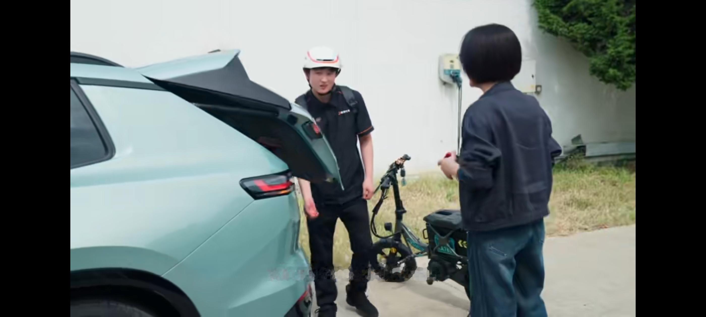提到易立竞，很多人第一反应是那个&34;把明星问到冒汗&34;的女人。访谈向佐前，她做了海量功课，最终那场对话直接斩获81个热搜，靠的就是两个字——求真。
 
这一次，易立竞把&