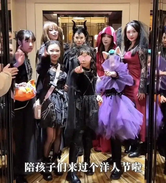 57岁伊能静被女儿指定扮女巫，迪士尼又蹦又跳比孩子还嗨，网友：这妈当得跟闺蜜似的 ​