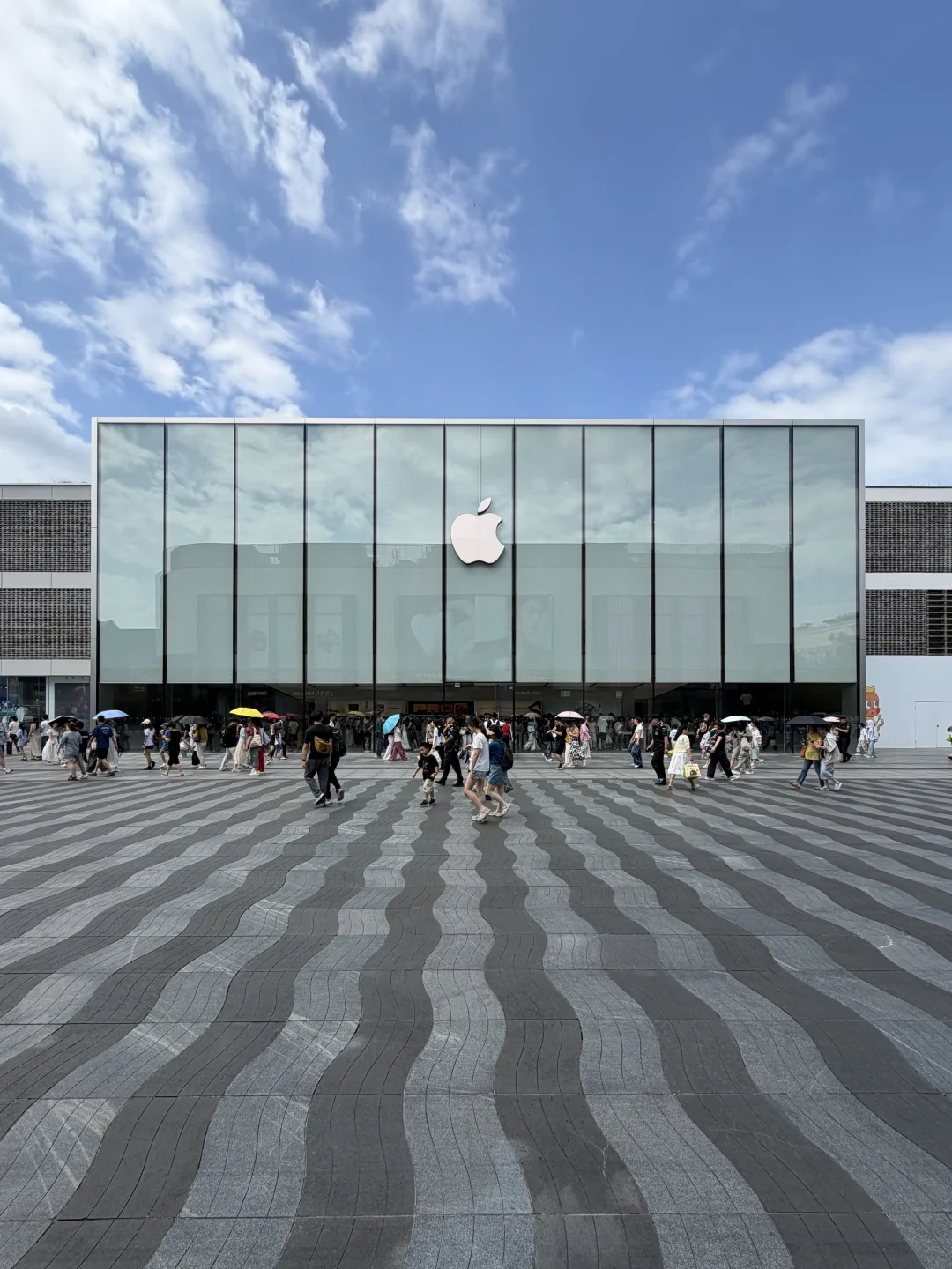 蓝天白云下的Apple 西湖