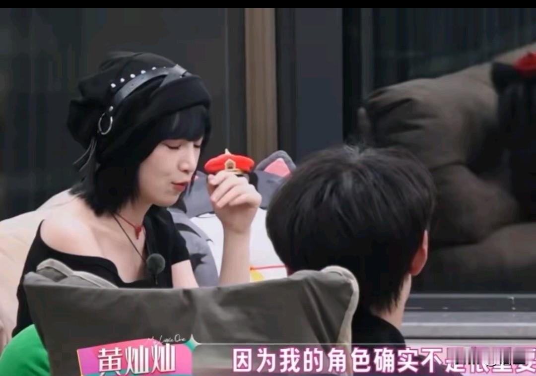 郝蕾说过，娱乐圈里面，人不红就是原罪。黄灿灿拍一部古装戏的时候，带着妈妈一起过去看。
因为好奇，妈妈就拿着手机到处拍拍，没想到就被副导演大声吼了。
妈妈委屈的说，我是黄灿灿的妈妈。
可副导演，还是说该去哪去哪……

因为那个时候的黄灿灿不红啊。
在副导演的心里根本不重要，那她的妈妈自然更不重要……