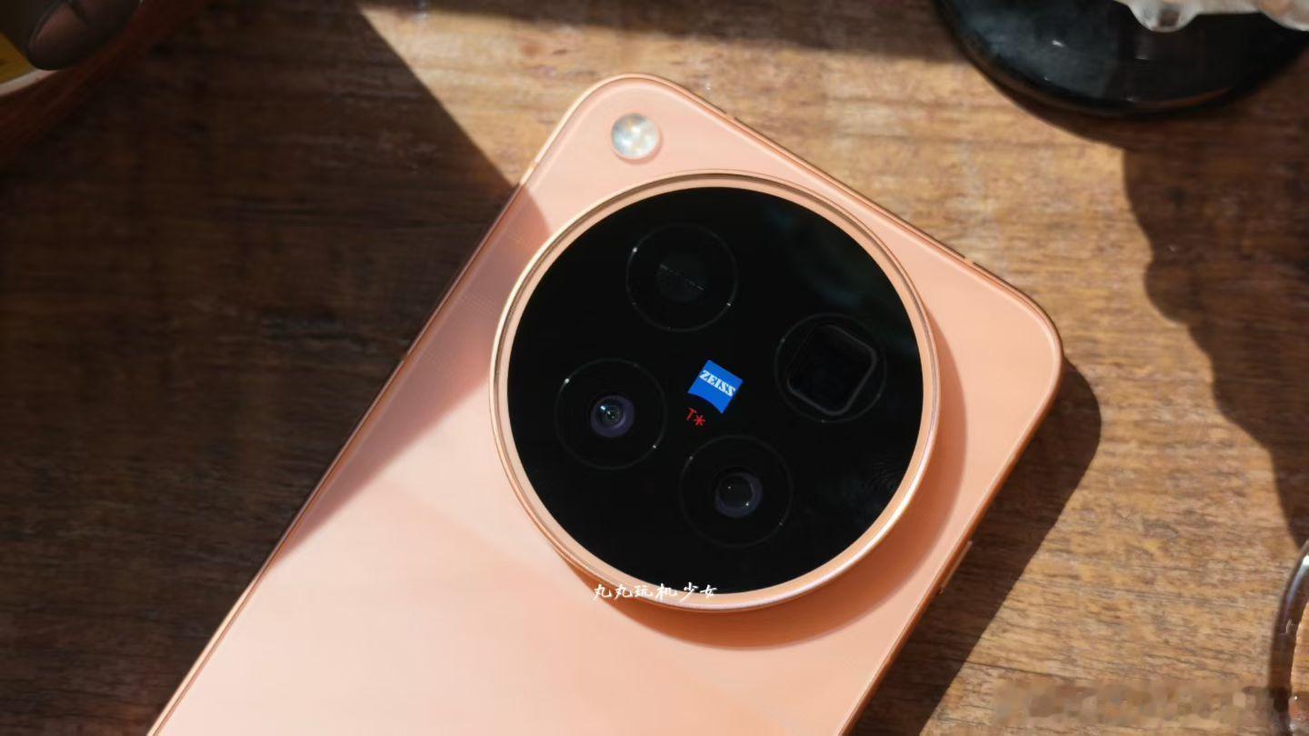 vivo X500 Pro Max览霞 ，​好看吗？
#vivoX500系列首曝##被这抹晴天美到了##vivo X500系列##OriginOS 7# ​