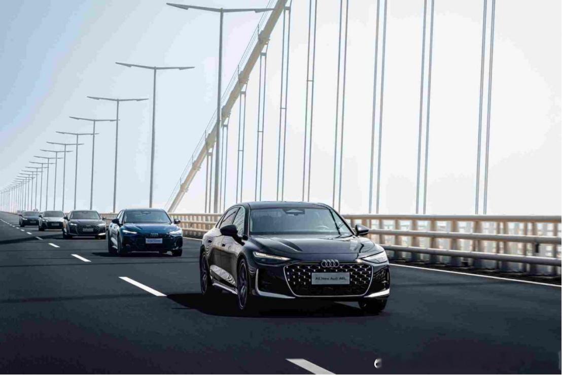 Car-to-X灯光交互逻辑，全新奥迪A6L实现车对外风险信息传递
车辆不只是被动接收环境信息，还可以向外传递自身状态提升道路安全💡。全新奥迪A6L分体式OLED尾灯搭载car-to-x车联网通信交互，自动泊车或紧急状况，灯光弹出三角警示符号，提醒周边车辆避让⚠️。
单边尾灯拥有198个OLED发光单元，强红色 ​