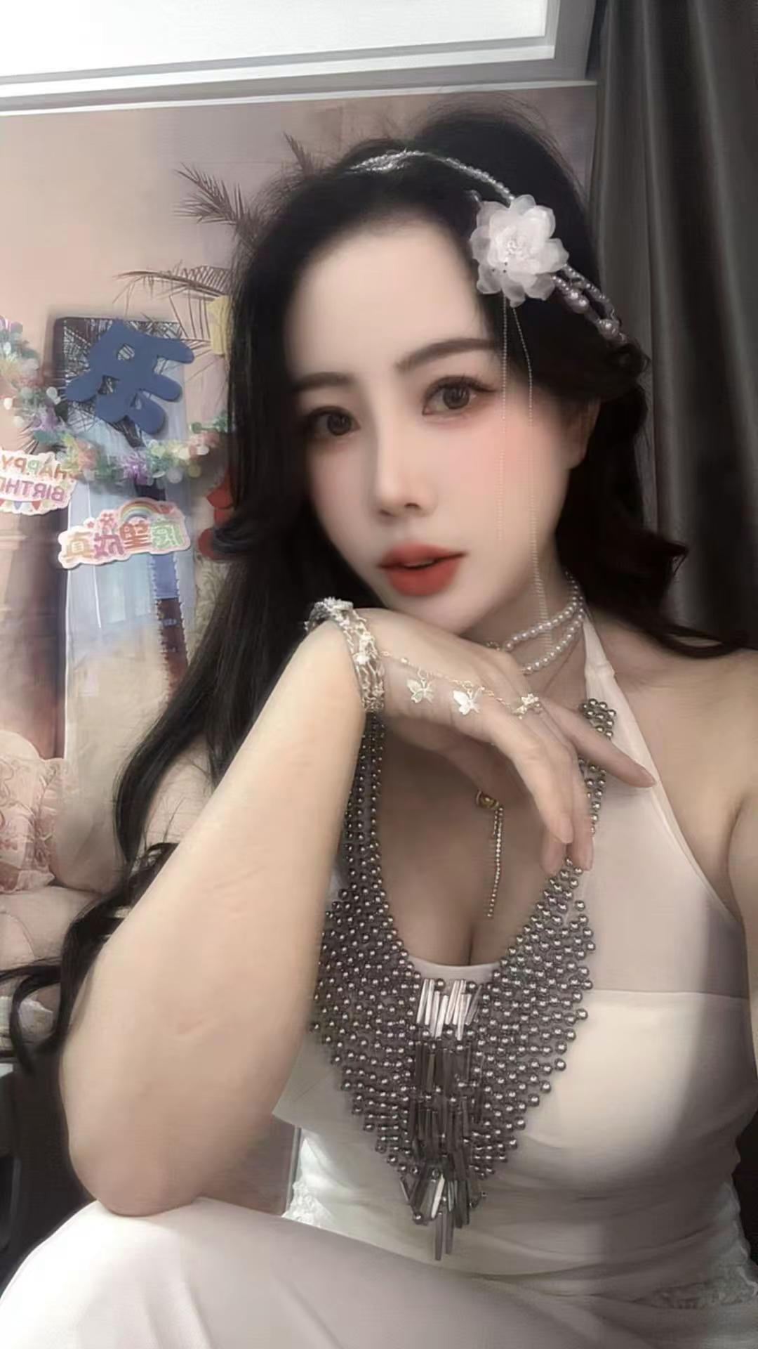 浪漫温柔风穿搭，甜美与风情并存，仿佛爱情在指尖流沙般细腻～✨💍