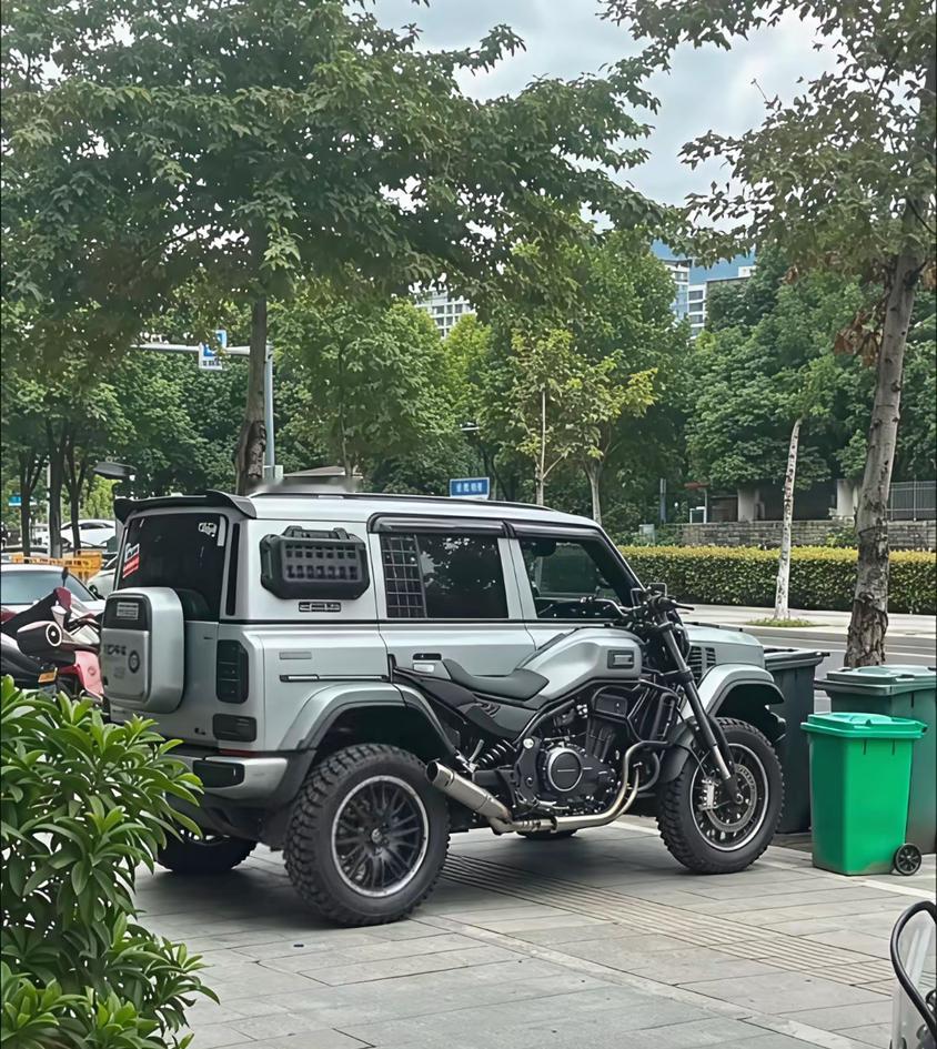 最近刷到不少AI诈骗、深度伪造冒充熟人转账的新闻，才发现AI带来的安全风险早就不是远在天边的行业议题了。
之前2025全球数字经济大会上专家就提过，现在攻击者靠AI放大攻击效果，能批量生成针对性钓鱼内容，攻防早就不对等了。好在今年2026年国家网安周直接推出了《人工智能安全治理框架3.0》，从1.0