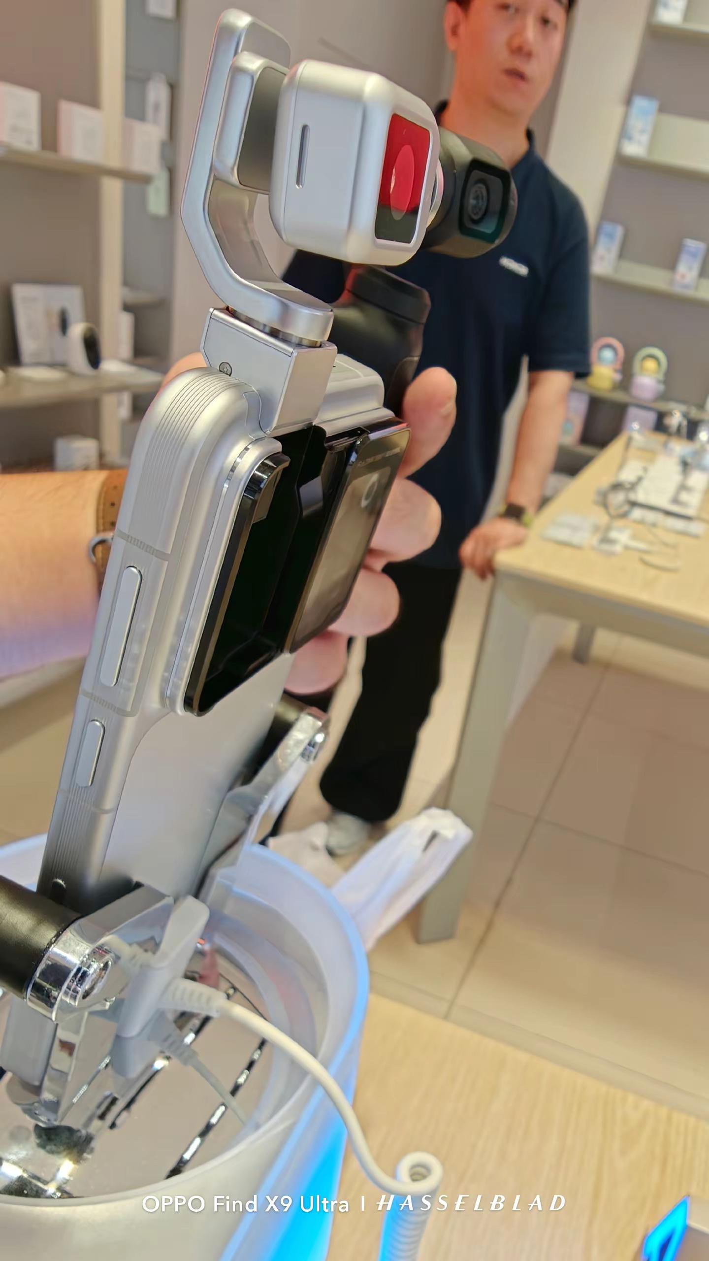 荣耀Robot Phone上手体验。荣耀愿意在这么同质化的现在做一个差异化，真的挺佩服他的勇气就和他做机器人一样，很挺让人意外上手摸了一下，唯一一个感觉就是厚太厚了作为X9U的用户都觉得厚至于摄像头稳定性吧，感觉不如大疆来的稳他这个操作逻辑吧，不太适合新手自己捂着半天没捂着明白给售货员叫回来才明白其