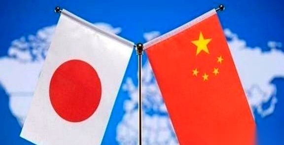 先看这组极其撕裂的进出口数据。
一边，是日本今年上半年狂揽六十多万亿日元的出口流水，半导体和汽车在码头排队装船，账面红彤彤一片。另一边，他们工业底座最要命的几项材料进口单子，却硬生生砸出了一个大坑——某类关键合金的进货量，直接跌没了八成。
游客少来几批，或者海鲜烂在港口，都伤不到机器的履带。但仓库里