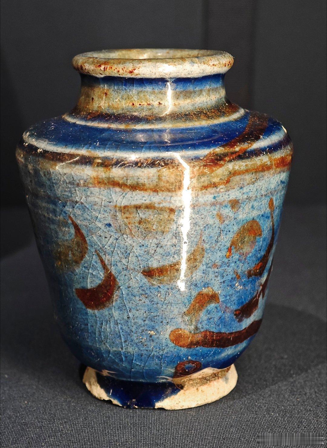伊朗·蓝釉石胎瓷
1.执壶
时代：塞尔柱王朝，伊朗，约1130‑1150年
材质：石胎瓷
工艺：蓝釉下雕刻、模塑纹饰
此执壶的模塑纹饰包含瑞兽、花卉卷草纹，还有一段铭文，向器物主人致以美好祝愿。
2..罐
时代：花剌子模时期，伊朗，12世纪晚期—13世纪早期
材质：石胎瓷
工艺：透明蓝釉上饰光泽彩绘

拍摄 ​